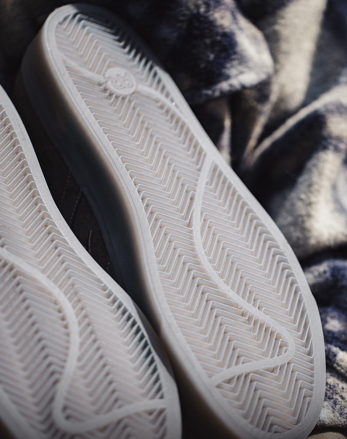 Architectural Building Gray Leather Versatile Men's Canvas Shoes - Harmony Gallery