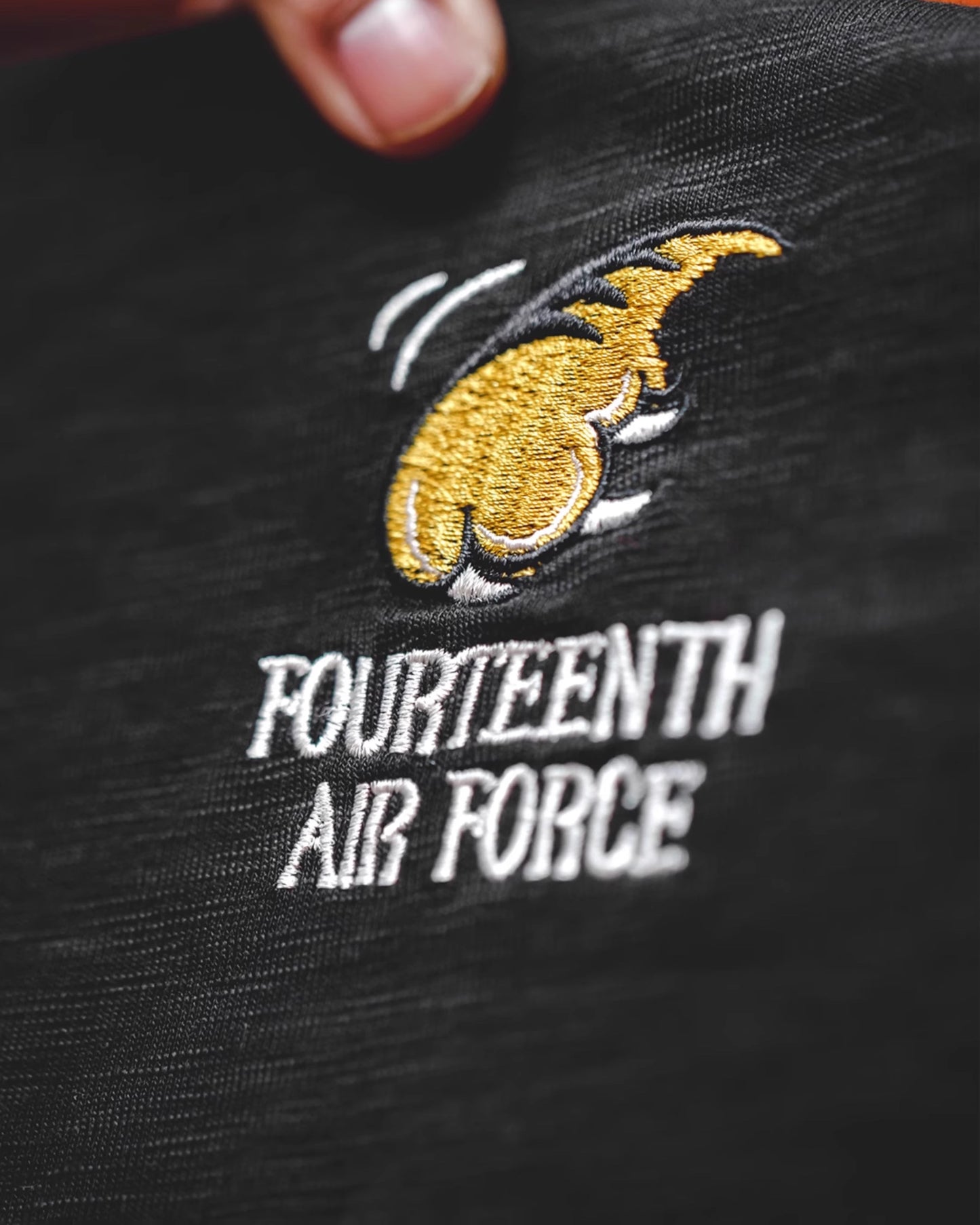 American Retro Embroidered Breathable Right Shoulder Men's T-Shirt - Harmony Gallery