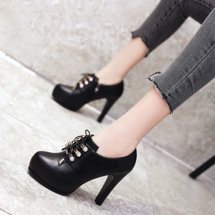 Chic Black Platform Heels with Decorative Chains Edgy Sophistication for the Modern Woman