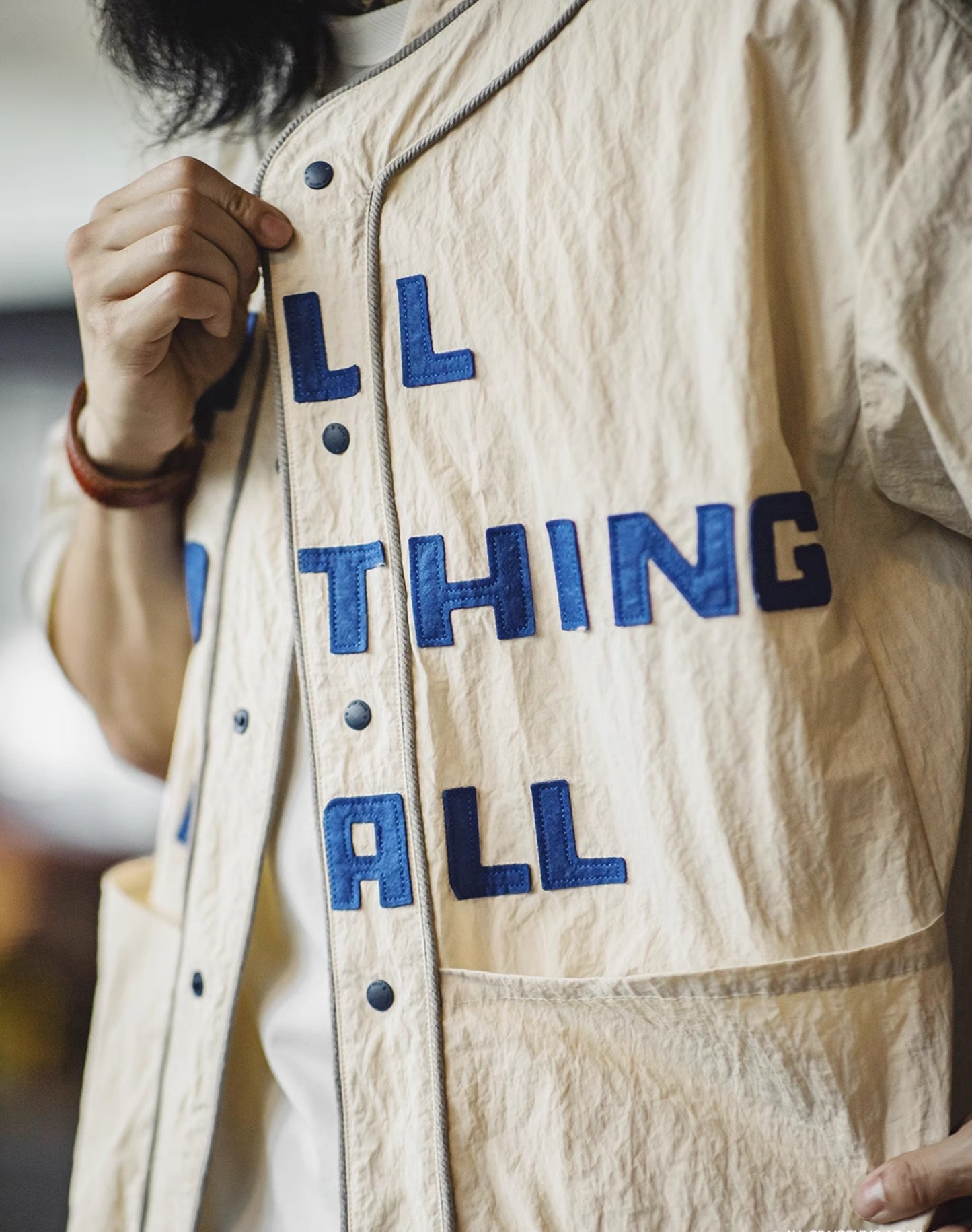 Camisa masculina retrô americana enrugada com letras esportivas cardigã