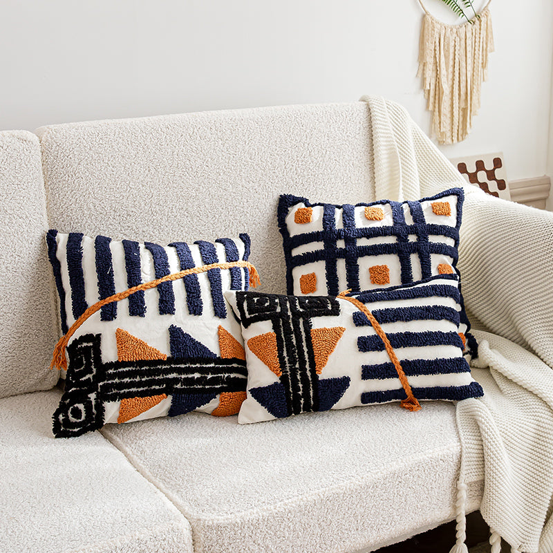 Декоративная подушка с абстрактным геометрическим узором ручной работы в темно-синем и оранжевом цветах