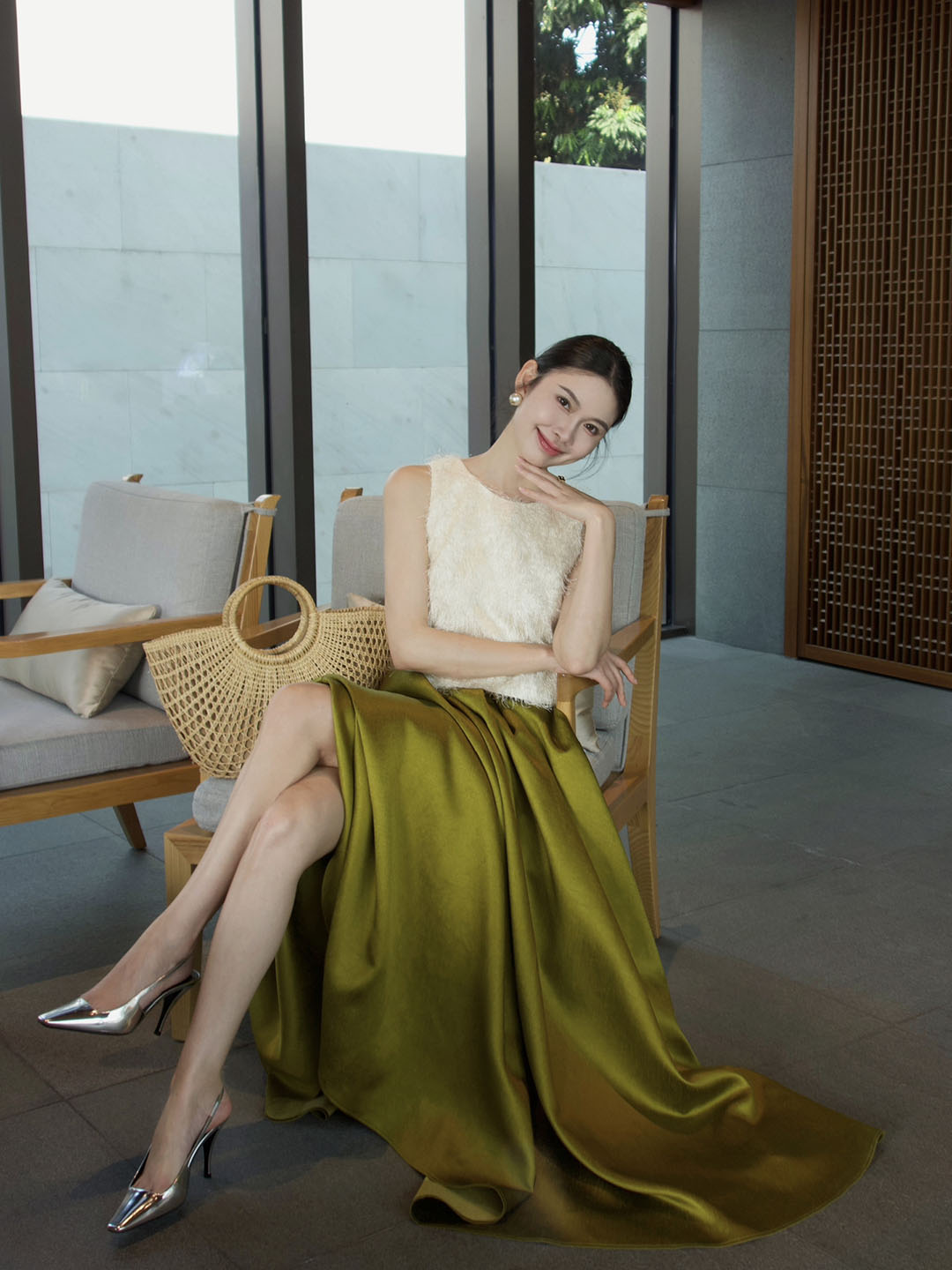 Elegant Two-Piece White Textured Sleeveless Top with Flowing Olive Gre Elegant Two-Piece White Textured Sleeveless Top with Flowing Olive Gre