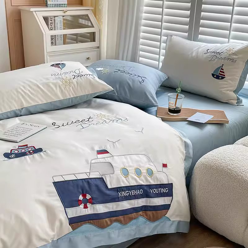 Комплект постельного белья из четырех предметов из чистого хлопка с милым навигатором из мультфильма