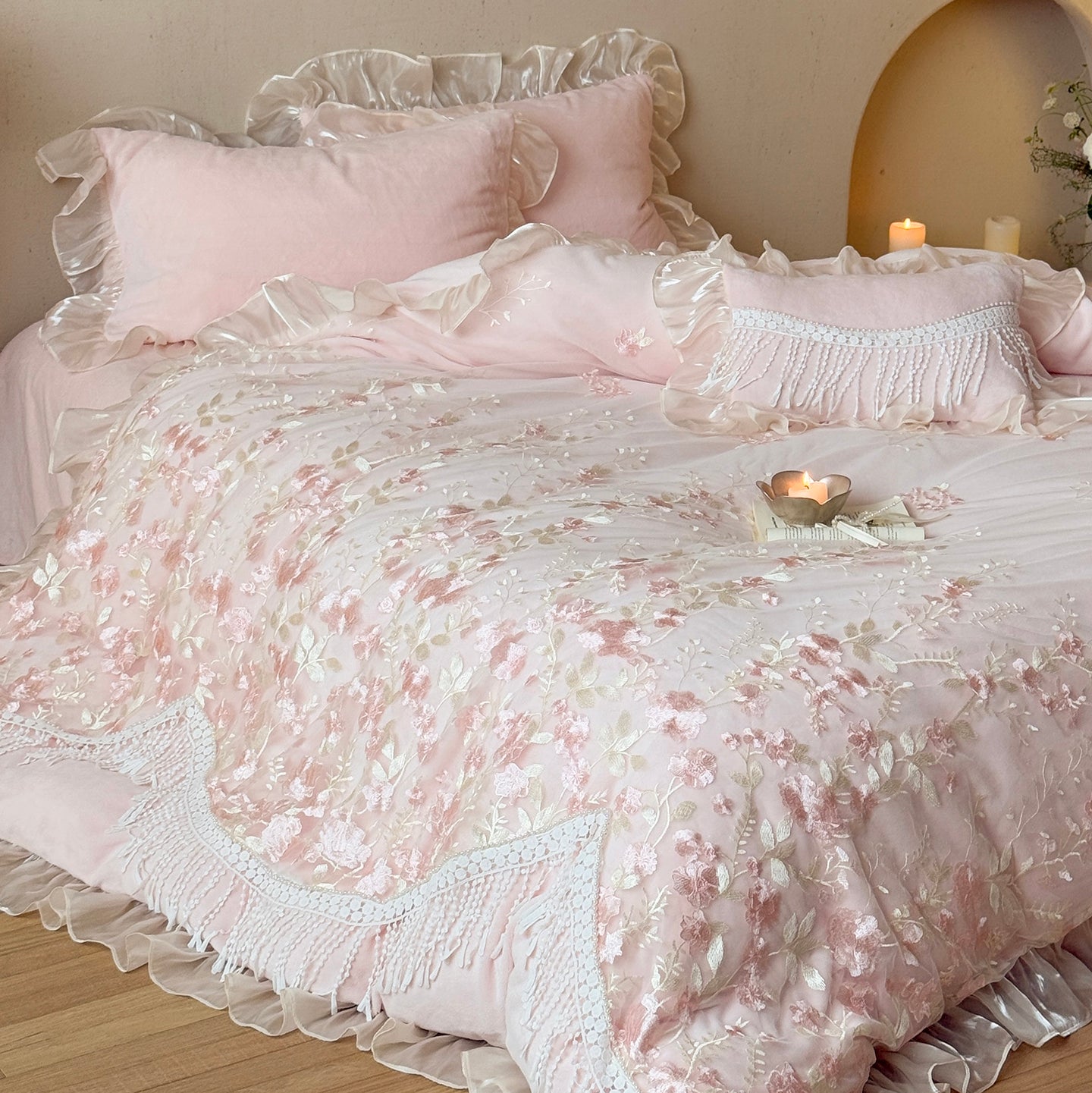 French Romantic Heavy-Duty Four-Piece Warm Double-Sided Coral Fleece Bed Set