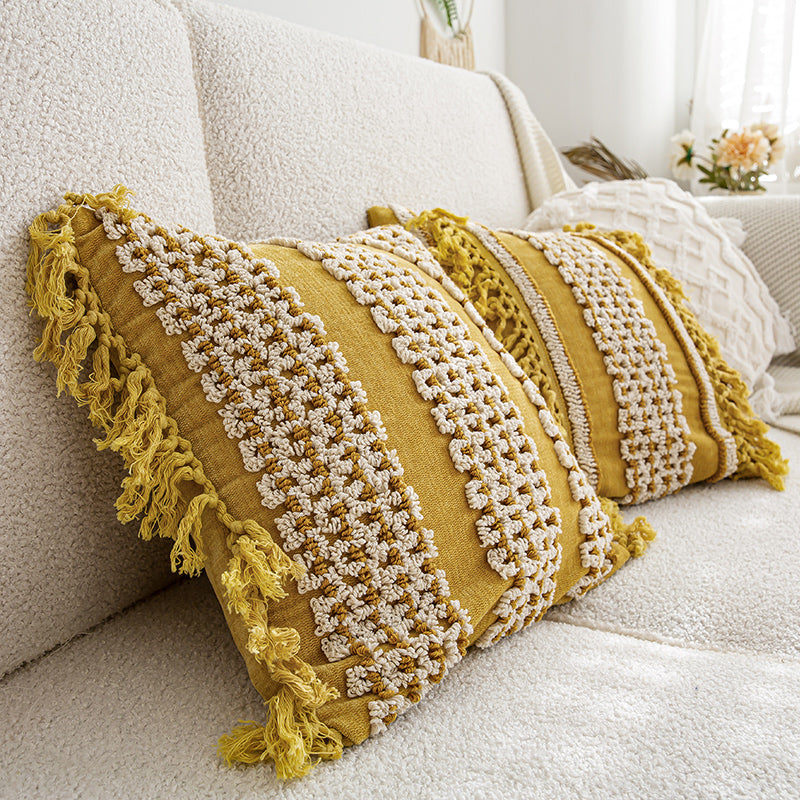 Coussins décoratifs à texture vibrante et pompons dorés style bohème-chic