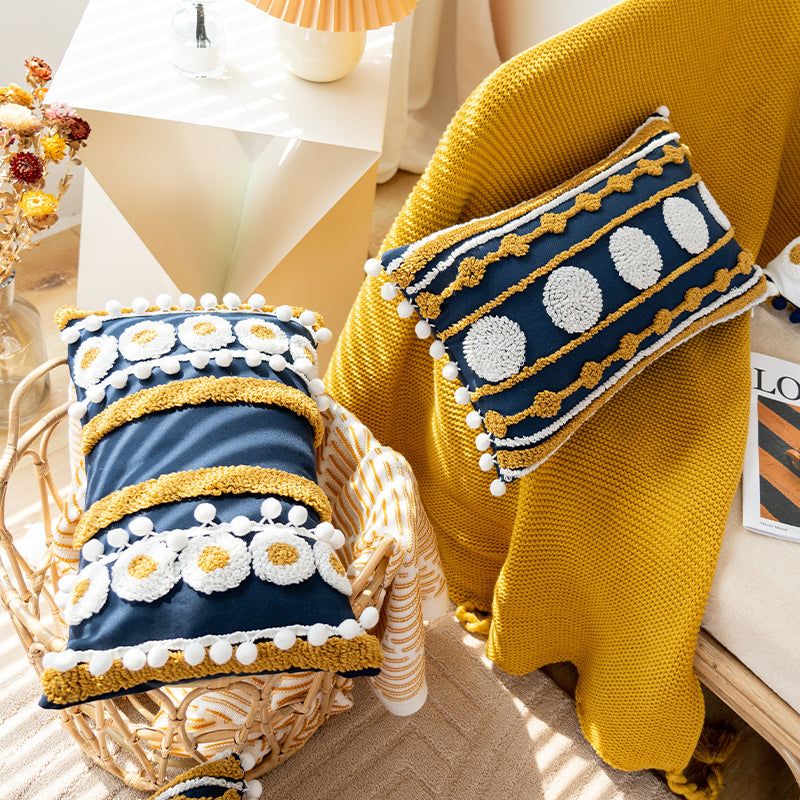 Декоративные подушки с текстурой и помпонами в морском стиле с золотыми акцентами