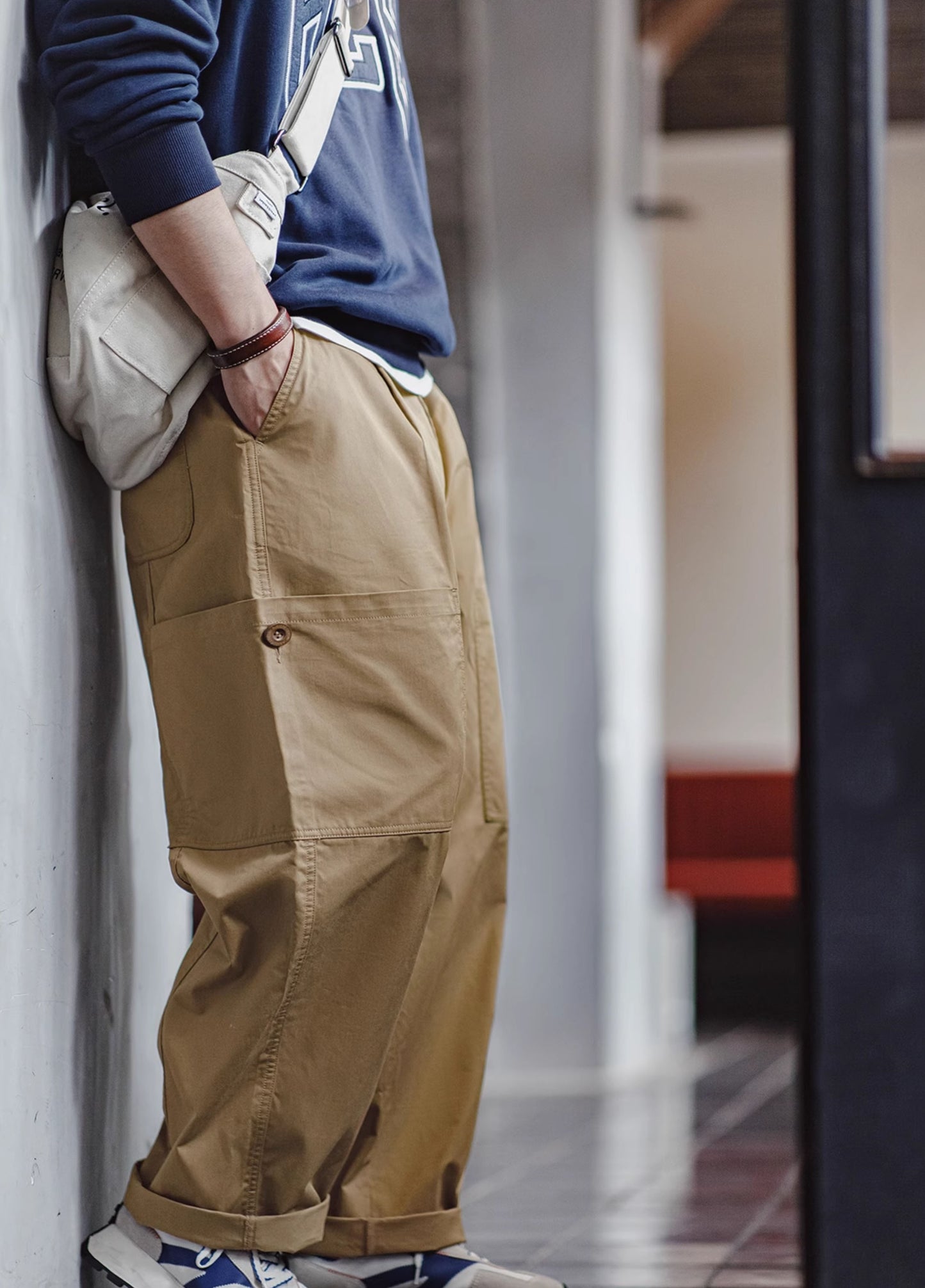 Pantaloni da uomo dritti affusolati con silhouette americana multitasche