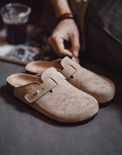 Illustration de mules et de demi-pantoufles, sandales unisexes en cuir de liège