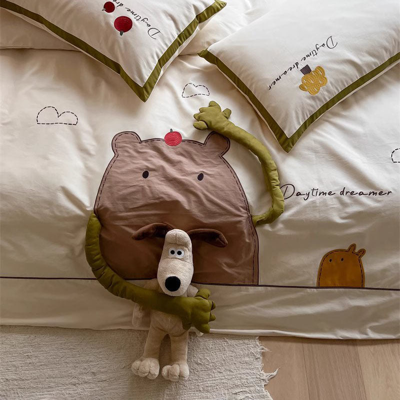 Juego de cama de cuatro piezas cepillado engrosado con oso abrazado de manzana de dibujos animados