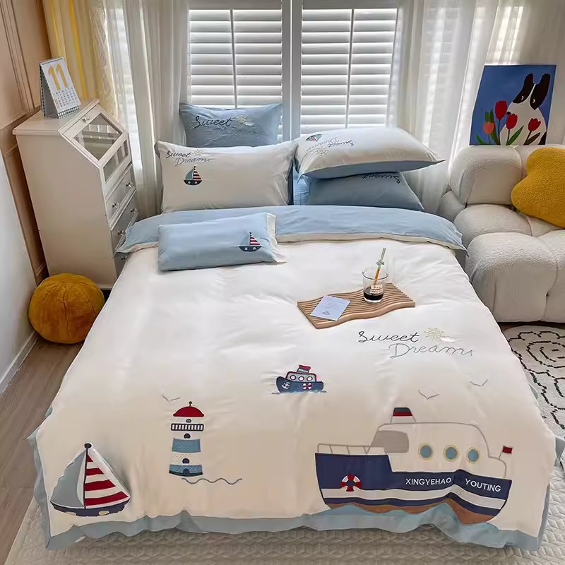 Vierteiliges Bettwäsche-Set aus reiner Baumwolle mit niedlichem Cartoon-Motiv