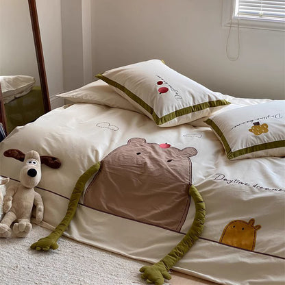 Juego de cama de cuatro piezas cepillado engrosado con oso abrazado de manzana de dibujos animados