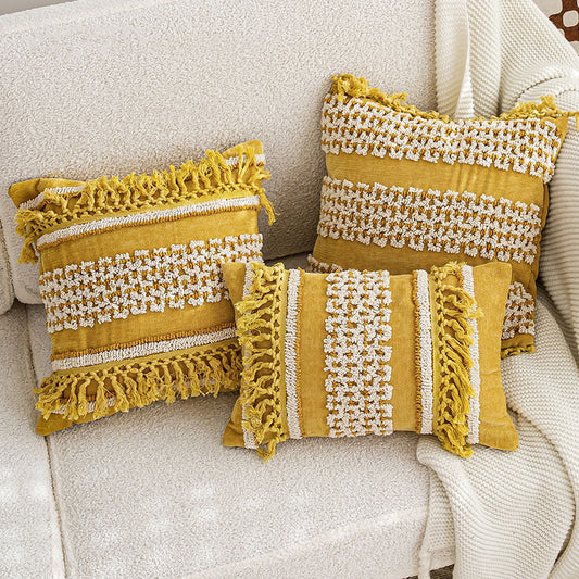 Coussins décoratifs à texture vibrante et pompons dorés style bohème-chic
