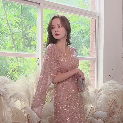 Потрясающее мини-платье с пайетками розового золота и эффектными рукавами-накидками