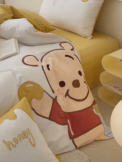 Vierteiliges Bettwäsche-Set aus reiner Baumwolle mit niedlichem Cartoon-Motiv „Disney Pooh“.