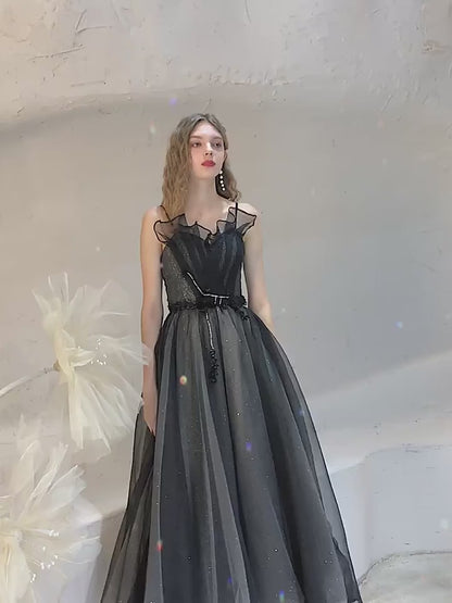 Элегантное черное бальное платье из блестящего тюля с рюшами на лифе