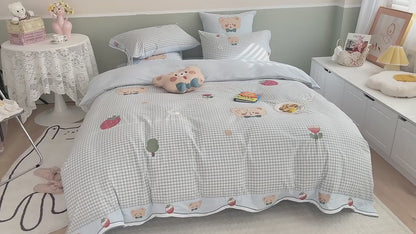 Grazioso set da letto in quattro pezzi in cotone lavato con orsetto fragola