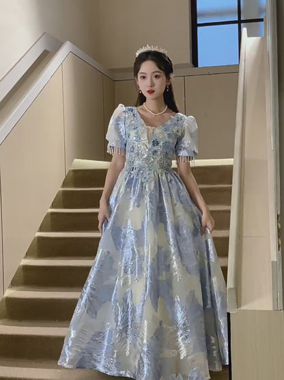 Элегантное бальное платье принцессы синего цвета с цветочной вышивкой, рукавами-фонариками и деталями из бисера
