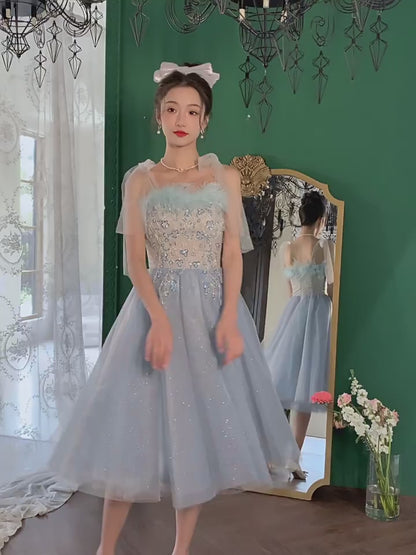 Urzekająca niebiesko-beżowa suknia balowa z haftowanego kwiatowego tiulu i wykończeniami z piór