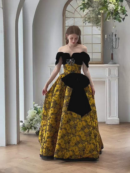 Elegante abito da ballo floreale senza spalline nero e oro con fiocco